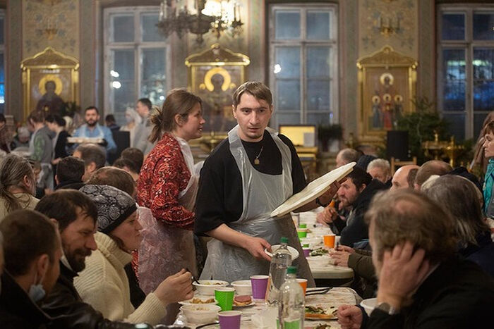 НА РОЖДЕСТВО ХРИСТОВО В МОСКОВСКОМ ХРАМЕ ФЛОРА И ЛАВРА УСТРОИЛИ ПРАЗДНИК ДЛЯ БЕЗДОМНЫХ И НУЖДАЮЩИХСЯ