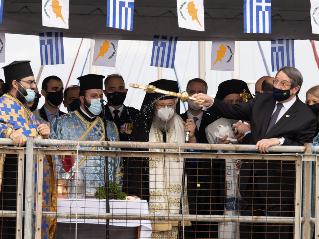 Κύπρος: Τιμητική ρίψη του Τιμίου Σταυρού από τον Αναστασιάδη