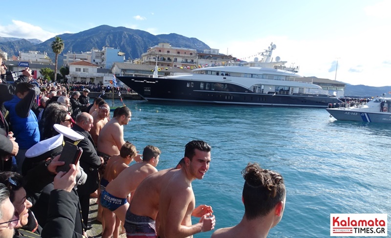 Τελέστηκε ο αγιασμός των υδάτων στο Κολυμβητήριο Καλαμάτας – Αύριο στο λιμάνι