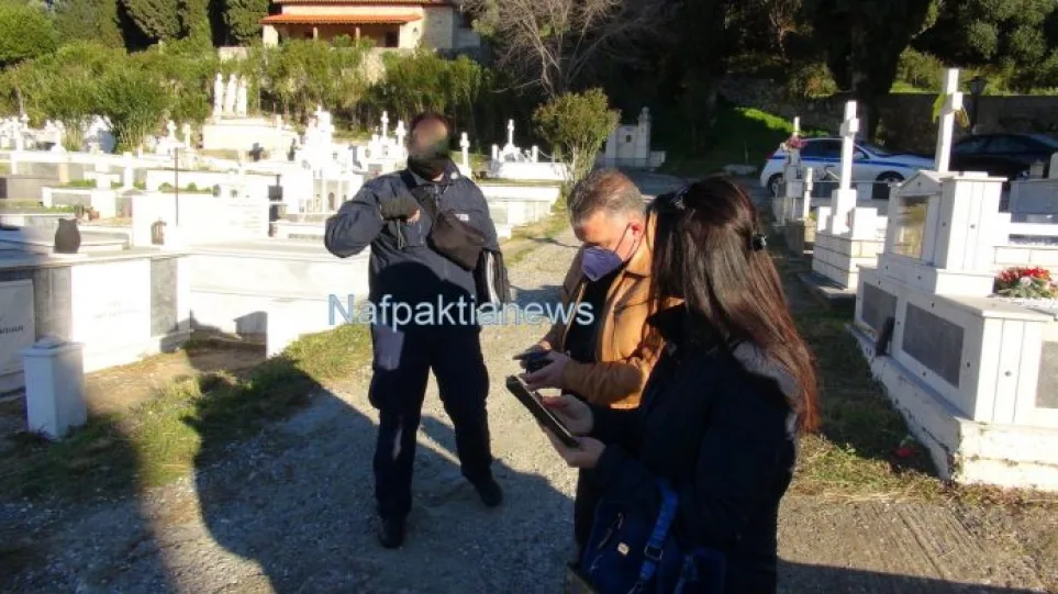 Ο απόγονος της οικογένειας Τζαβέλλα στον βεβηλωμένο τάφο του Στρατηγού