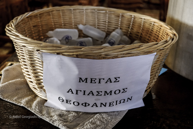 Θεοφάνεια με αποστάσεις και μάσκες σε Ελλάδα και Κύπρο