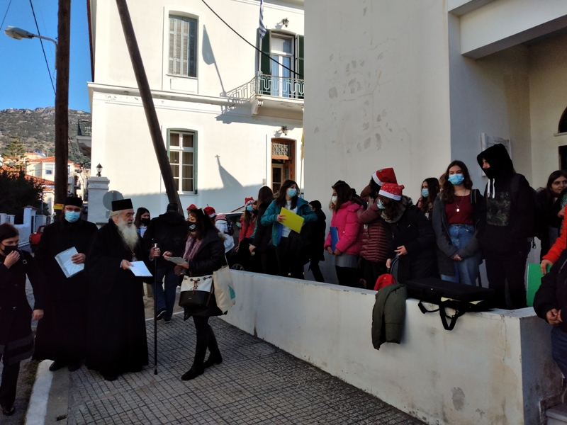 Τα παιδιά του μουσικού σχολείου Σάμου έψαλαν τα κάλαντα στον Μητροπολίτη