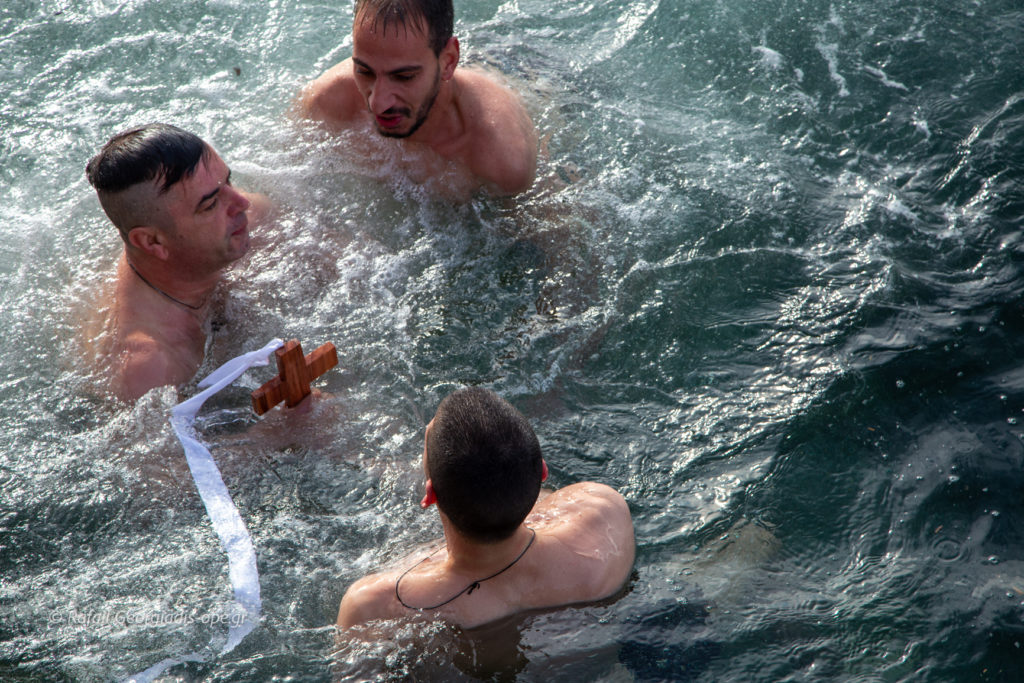 Η ρίψη του Τιμίου Σταυρού στα παγωμένα νερά του Θερμαϊκού