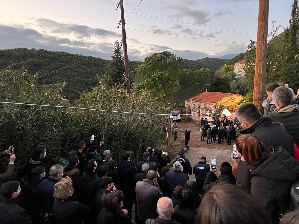 Με λουλούδια έραιναν την πομπή με το φέρετρο του Μητροπολίτη Κοσμά προς την τελευταία κατοικία