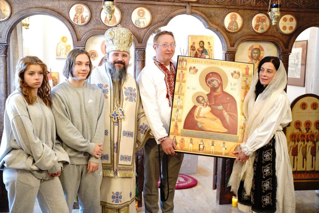 PS Macarie dăruiește familiei Smicală o icoană care arată lucrarea tainică a lui Dumnezeu în viața lor