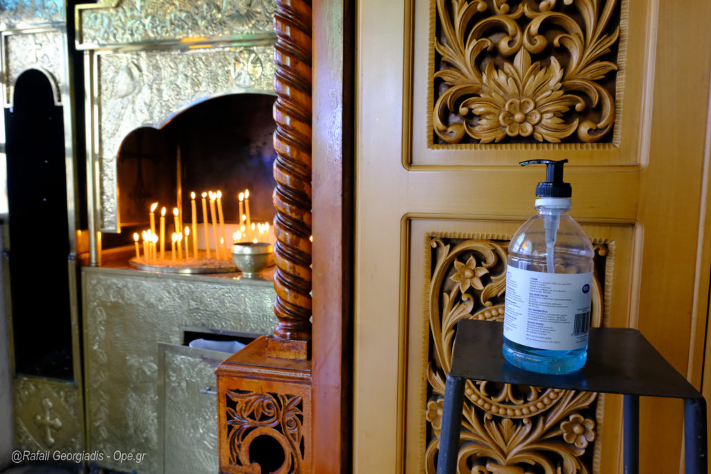 Πανδημία: Το υπουργείο Παιδείας «απαντά» για τα μέτρα στους ναούς και επαινεί τη στάση της Εκκλησίας