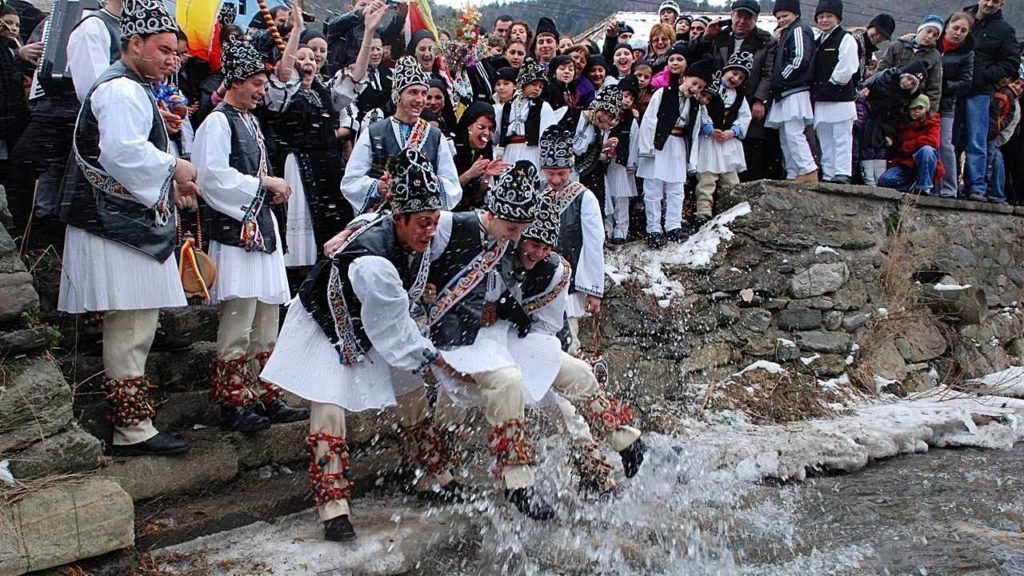 Σχεδόν 2 εκατ. Ρουμάνοι γιορτάζουν σήμερα!