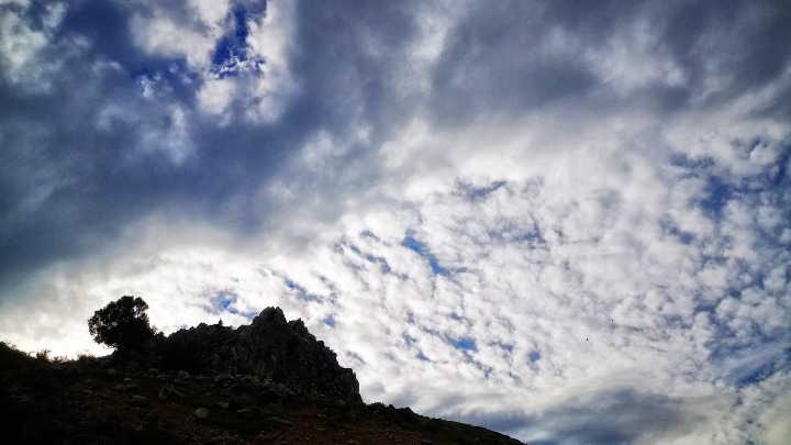 Τοπικές βροχές και καταιγίδες αναμένονται την Κυριακή σε πολλές περιοχές