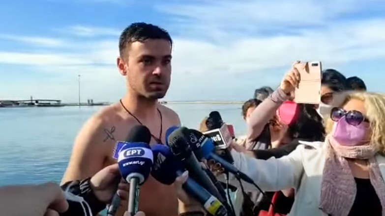 Πάτρα: Έπιασε τον Τίμιο Σταυρό και τον έδωσε σε 9χρονο κορίτσι!