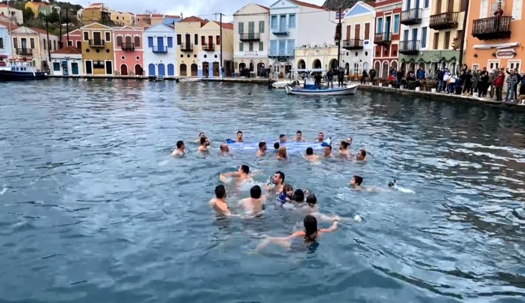 Καστελλόριζο: Με την γαλανόλευκη στα χέρια ο αγιασμός των υδάτων