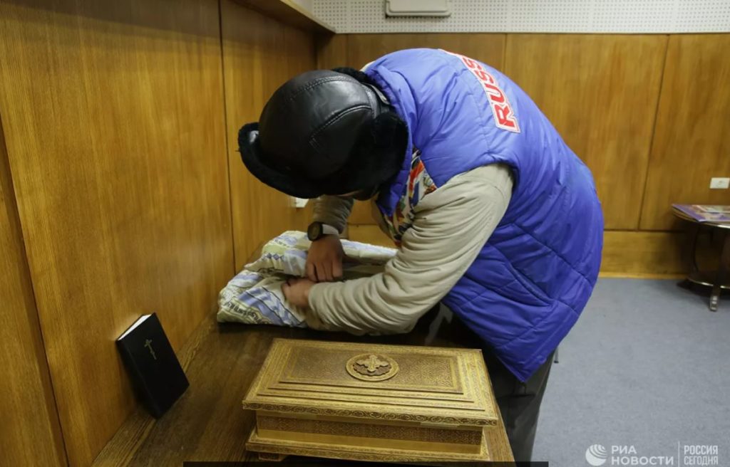 Το Θέατρο Τέχνης Μόσχας επιστρέφει λείψανα σε ναό της Αγ. Πετρούπολης