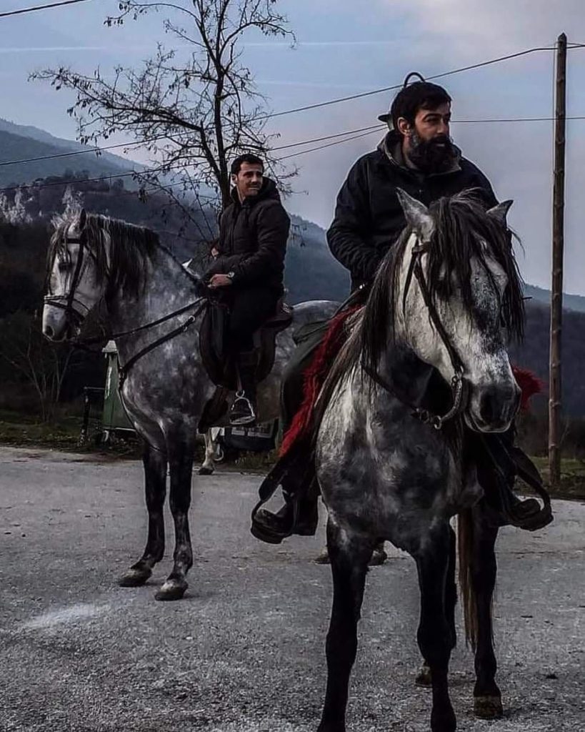 Κοζάνη: Καβαλάρηδες μεταφέρουν τα λείψανα του Οσίου Νικάνορα, που έσωσε την περιοχή από την Ισπανική γρίπη